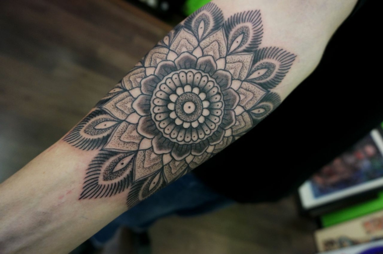 mandala-flor-mão-design-tatuagem 