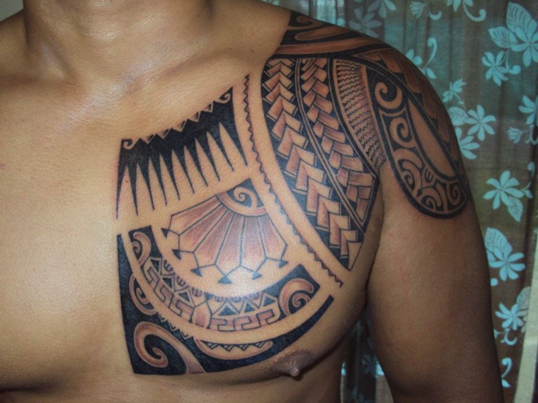 tatuagem de maori no peito 