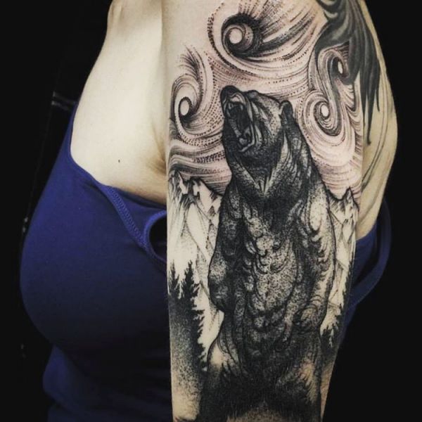 Tatuagem de urso pardo abstrata no braço 