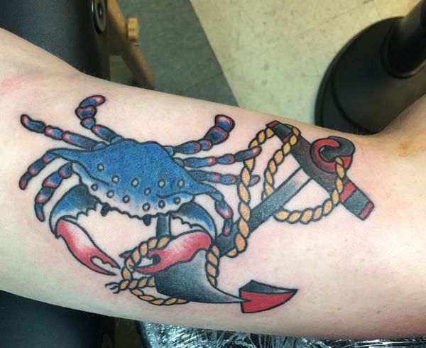Âncora com caranguejo azul no braço 