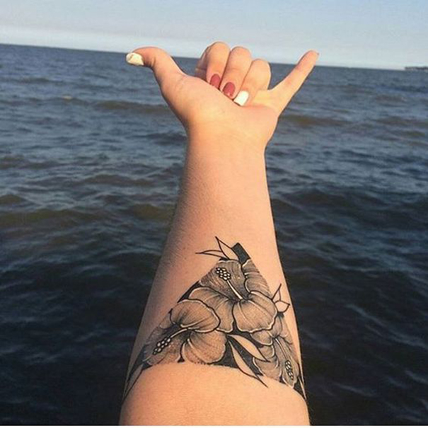 Tatuagem de hibisco 