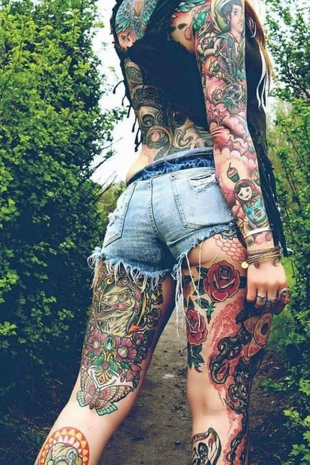 tatuagem de mulheres a pé 