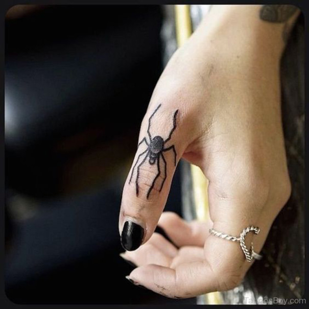 tatuagem gótica no dedo 