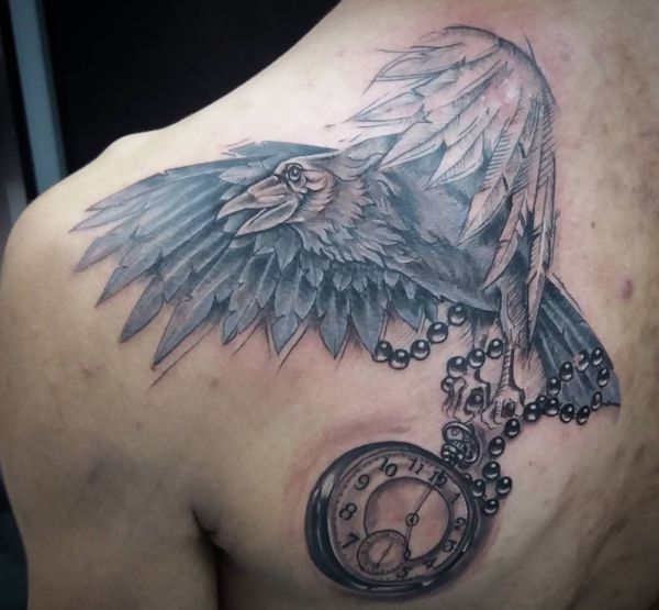 Tatuagem de corvo com relógio nas costas 