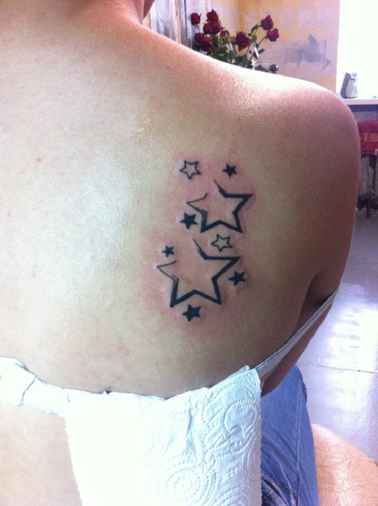 Tatuagens de estrelas nas costas 