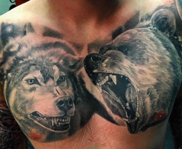 Wolf and Bear Tattoo Realistic no peito dos homens 