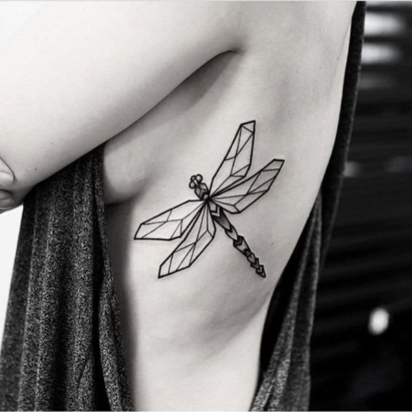 79 desenhos de tatuagem de libélula artística para tinta