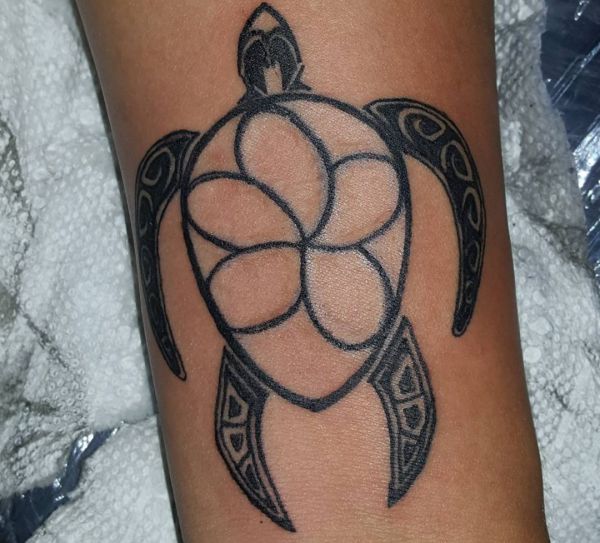 Tatuagem de tartarugas tribais na perna 