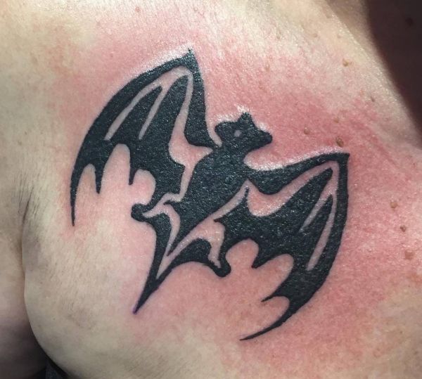 Tatuagem de morcego Bacardi no peito 