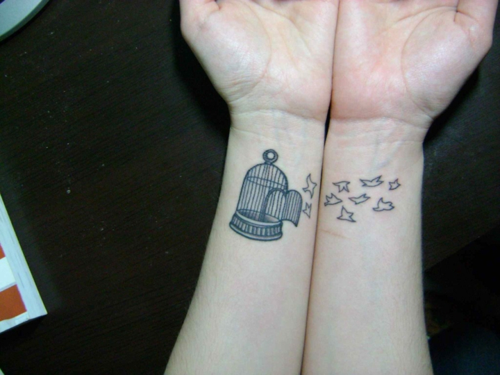 Pássaros voando mãos tatuadas 