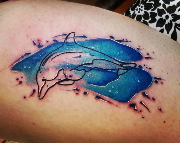 Aquarela golfinho azul na coxa 