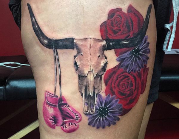 Tatuagem Purple Daisies Roses Crânio de búfalo e luvas de boxe 