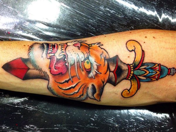 Tigre com design de punhal no braço 