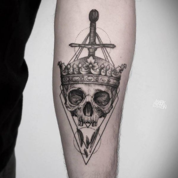 Crânio com desenho de tatuagem de coroa e espada 