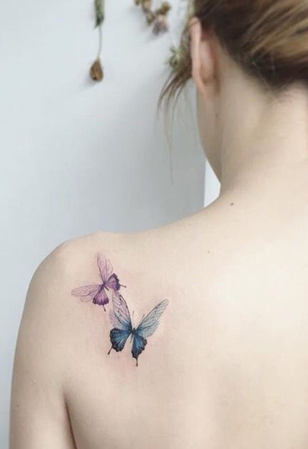 linda tatuagem de borboleta no ombro 