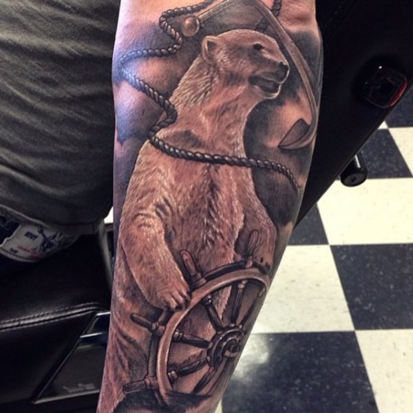 Urso polar com roda de navio Desenho de tatuagem no braço 