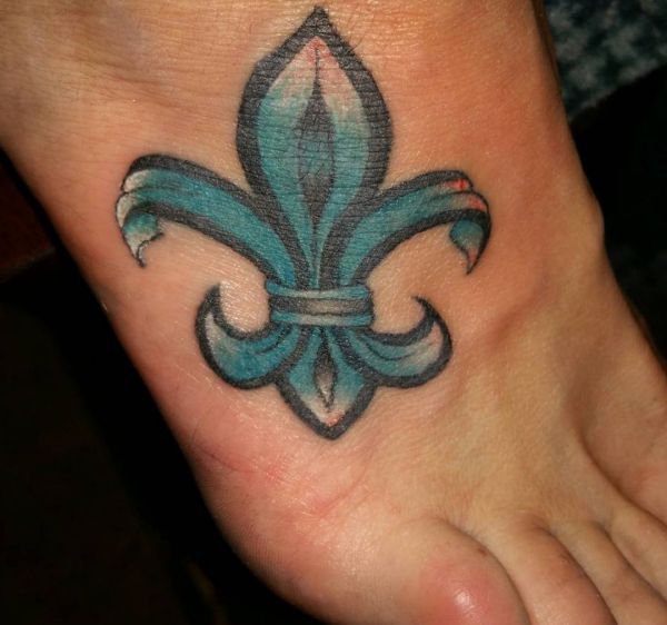 Design de tatuagem de flor-de-lis no pé 