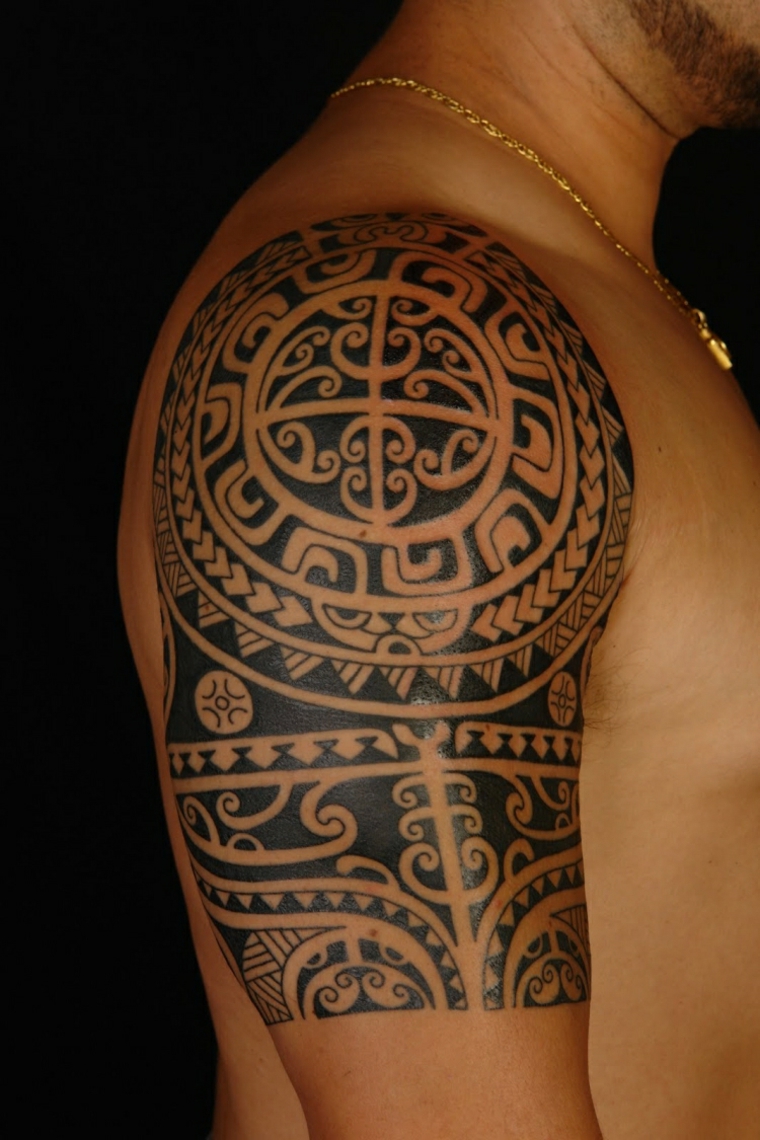 Tatuagens polinésias no ombro 