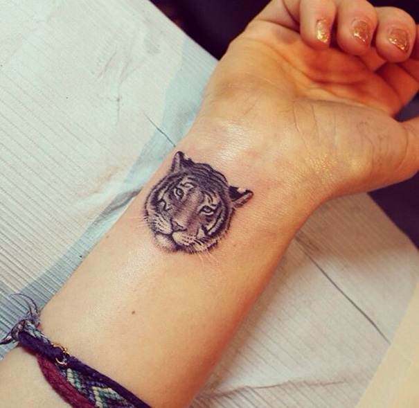 tatuagem de tigre no pulso 