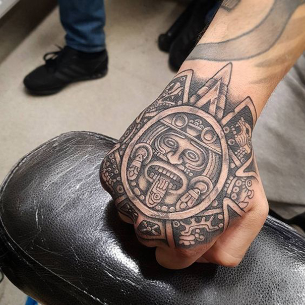 tatuagem tribal maia na mão 