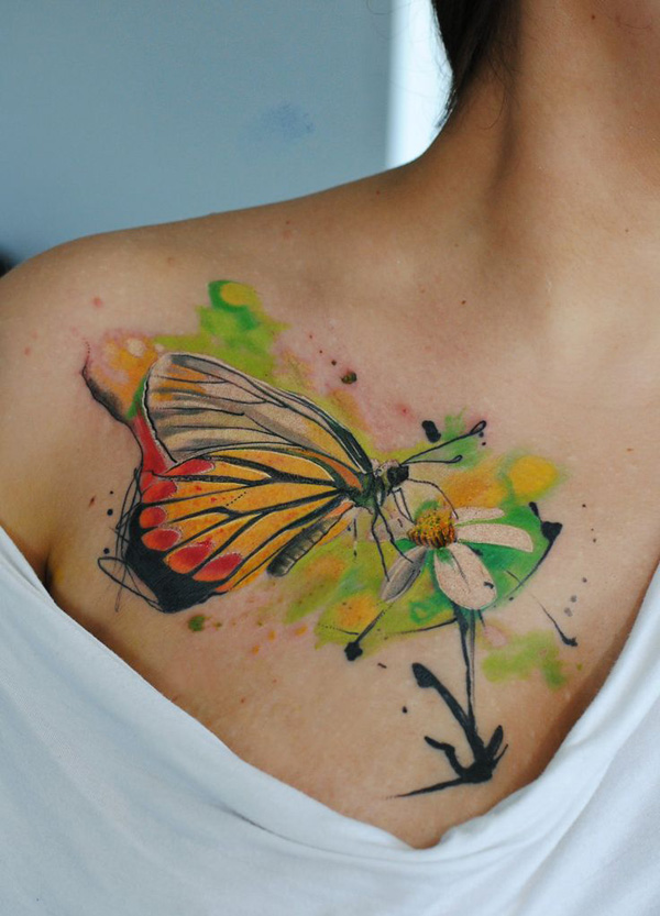 flor aquarela com tatuagem de borboleta 