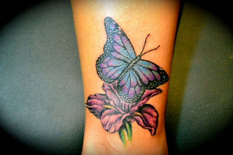 tatuagens de borboletas com flores 