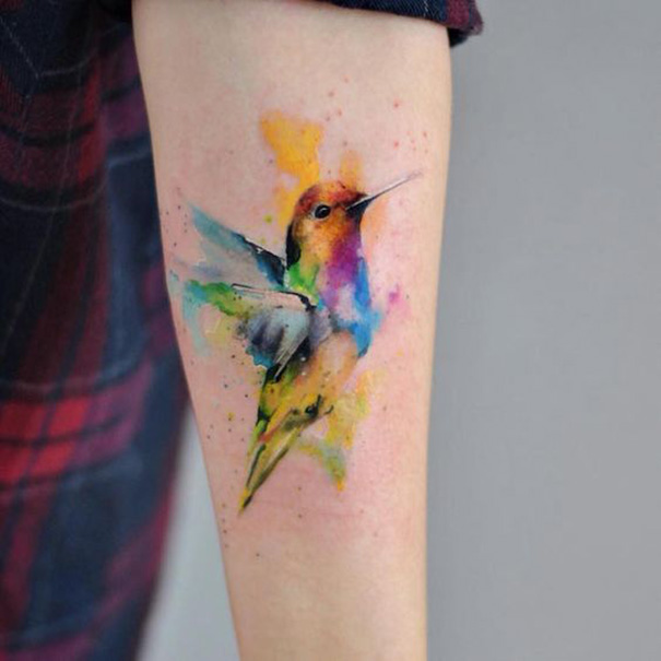 tatuagem de beija-flor no braço 