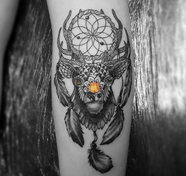 Apanhador de sonhos com cabeça de veado Desenho de tatuagem na perna 
