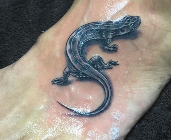 Design de tatuagem de lagartos realista no pé 