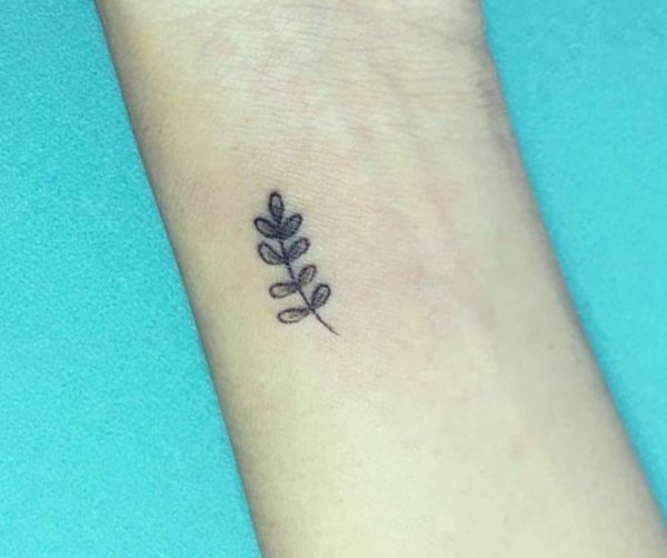 Design de tatuagem de folhas pequenas no pulso 