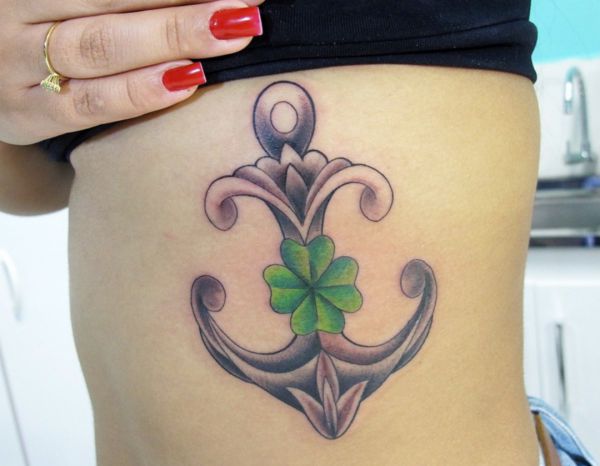 Âncora com design de tatuagem de trevo de quatro folhas em mulher com nervuras 