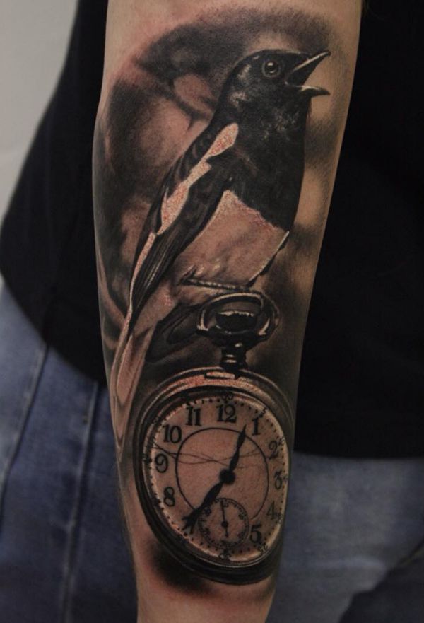 Magpie e relógio Tatuagem no braço 