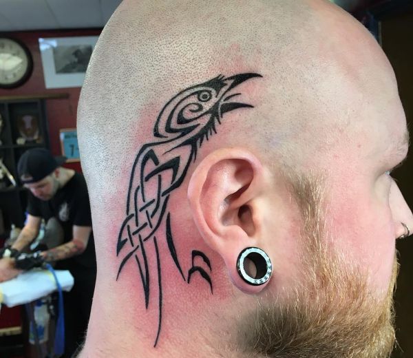 Tatuagem de corvo tribal na cabeça 