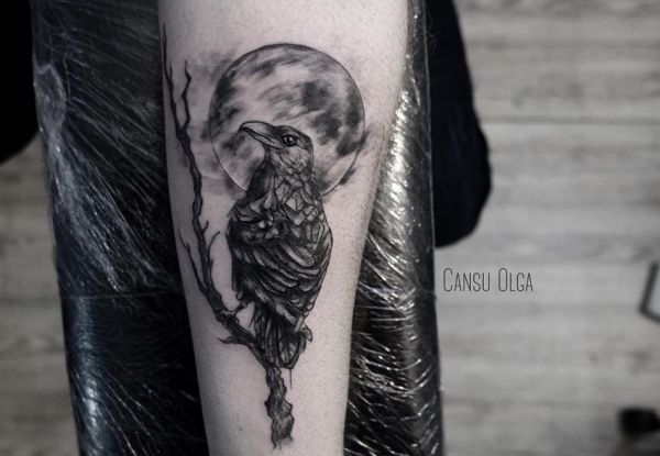 Árvore com antebraço de tatuagem de corvo dentro 