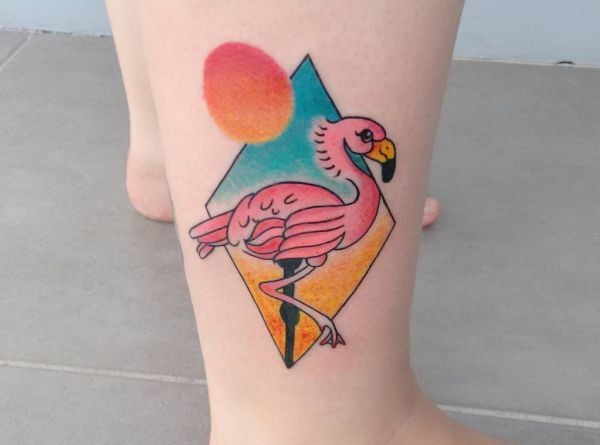 Motivos de tatuagem de flamingo na parte inferior da perna 