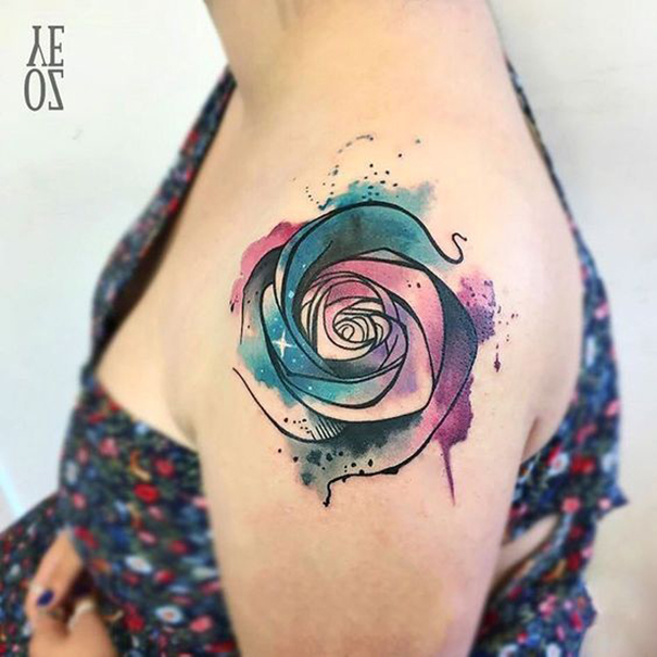 tatuagem de aquarela no ombro 