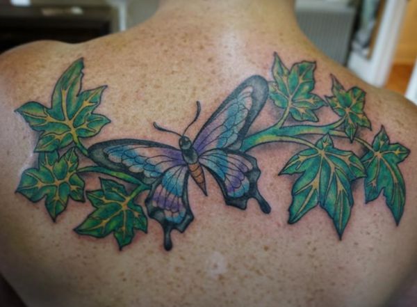 Ivy tattoo design com borboleta nas costas 