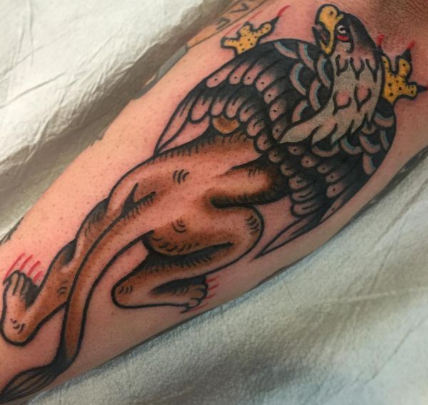 Tatuagem de grifo no braço 