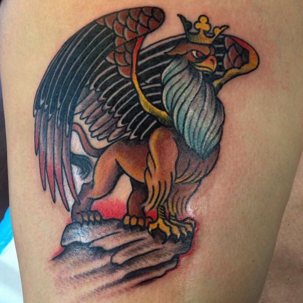 Griffin com desenho de tatuagem de coroa na perna 