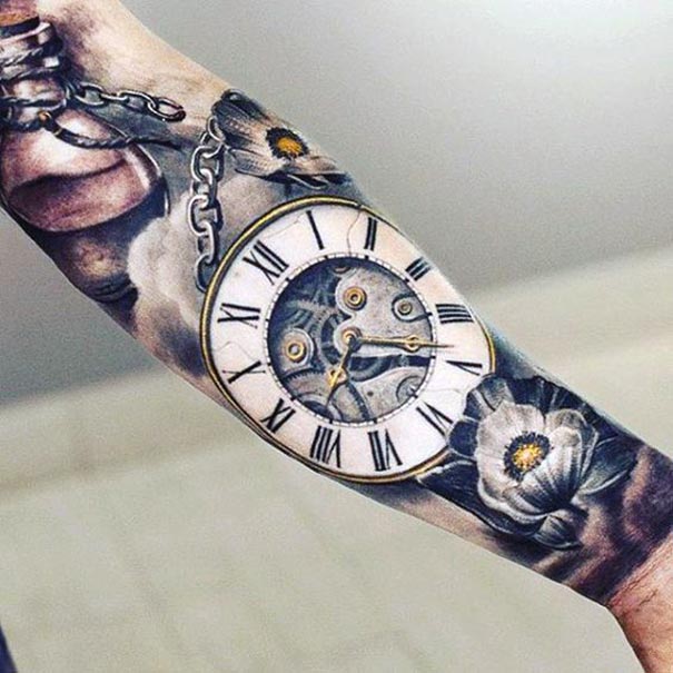 tatuagem de relógio de bolso no braço 