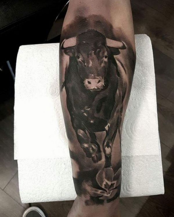 Projeto de touro realista no braço 
