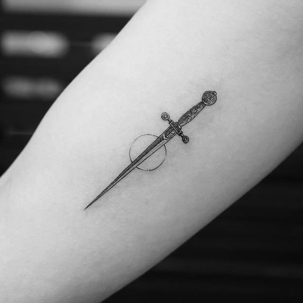 tatuagem de espada mais fofa no braço 