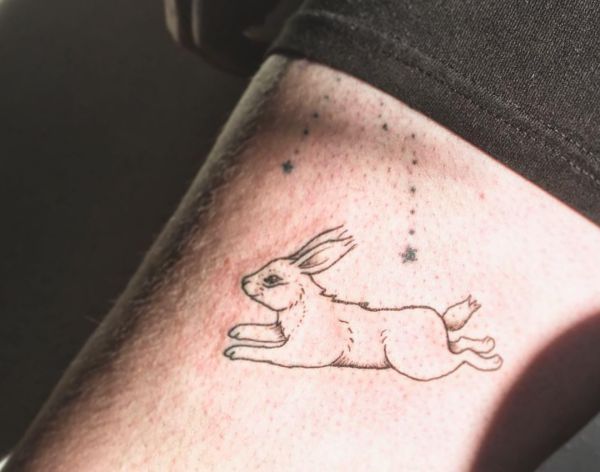 Design de tatuagem de coelho pequeno no braço 
