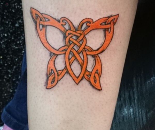 Tatuagens de borboletas celtas na perna 
