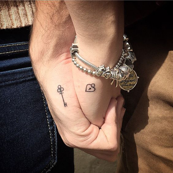 chave e fechadura tatuagem na mão 