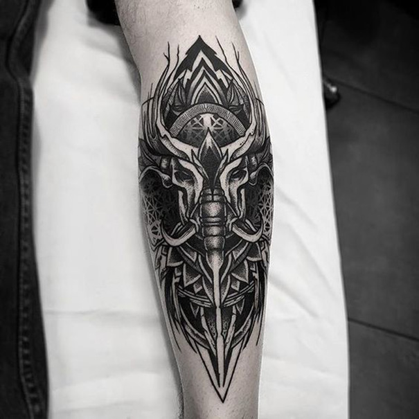 tatuagem gótica no braço 