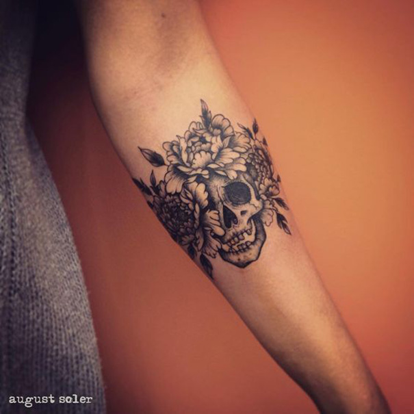 tatuagem de caveira no braço 