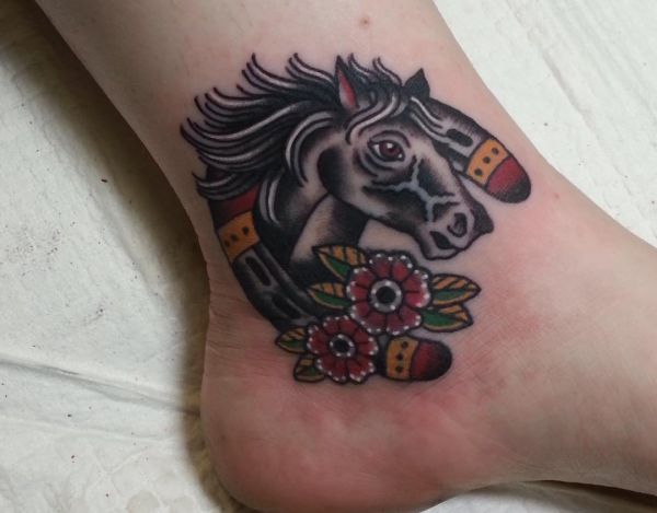 Cabeça de cavalo com ferraduras e design de flores no tornozelo 