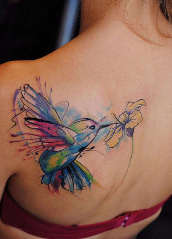 tatuagem de beija-flor nas costas 