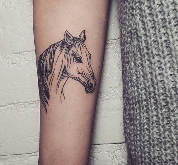 Bela tatuagem de cabeça de cavalo no antebraço 